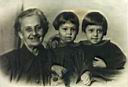 Анастасия Васильевна с внучками: наташей и Ниной